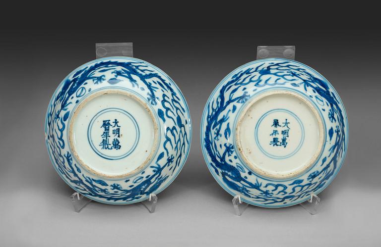 SKÅLFAT, två stycken, porslin. Ming dynastin, med Wanli sex karakärers märke och period (1572–1620).