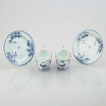 A pair of blue and white Chinese porcelain sauce boats and a pair of plates, Qing dynasty, Qianlong (1736-95).