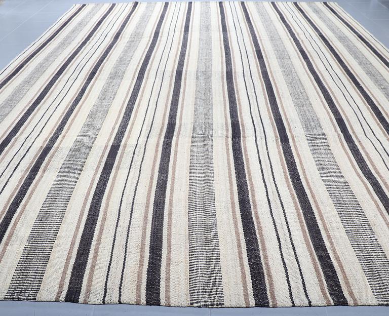 A FLATWEAVE RUG, 339 x 247 cm.