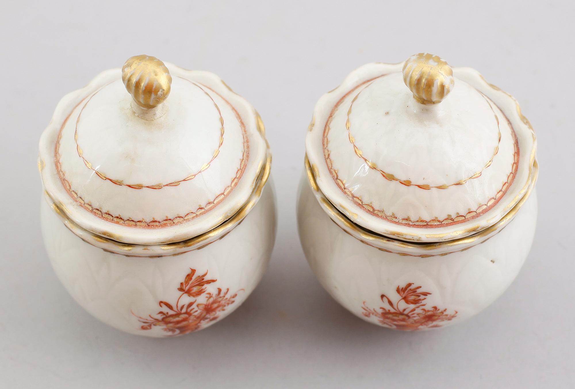 CREMEKOPPAR MED LOCK, 1 par, porslin, Kina, Qianlong 1736-1795.