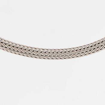 18K gold and platinum necklace with brilliant-cut diamonds.