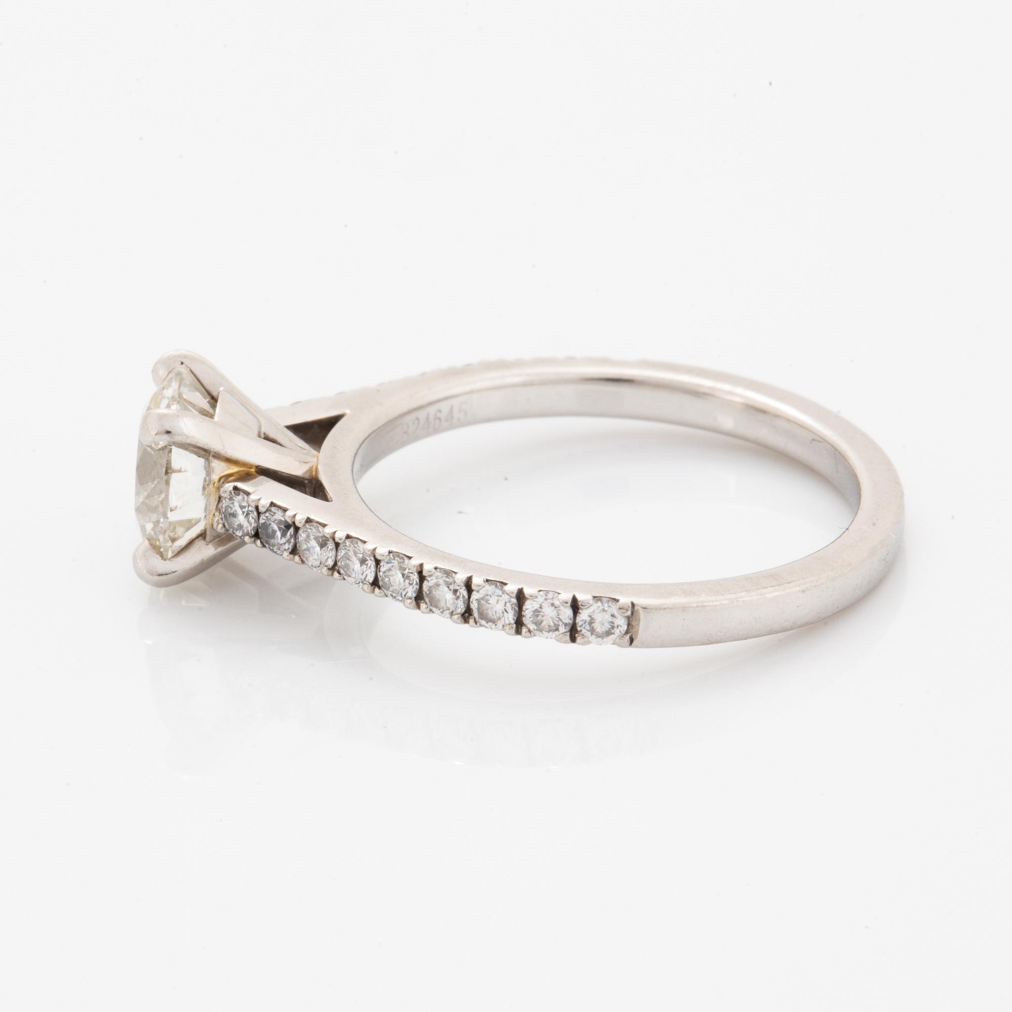Round brilliant-cut diamond ring, De Beers, with GIA-certificate.