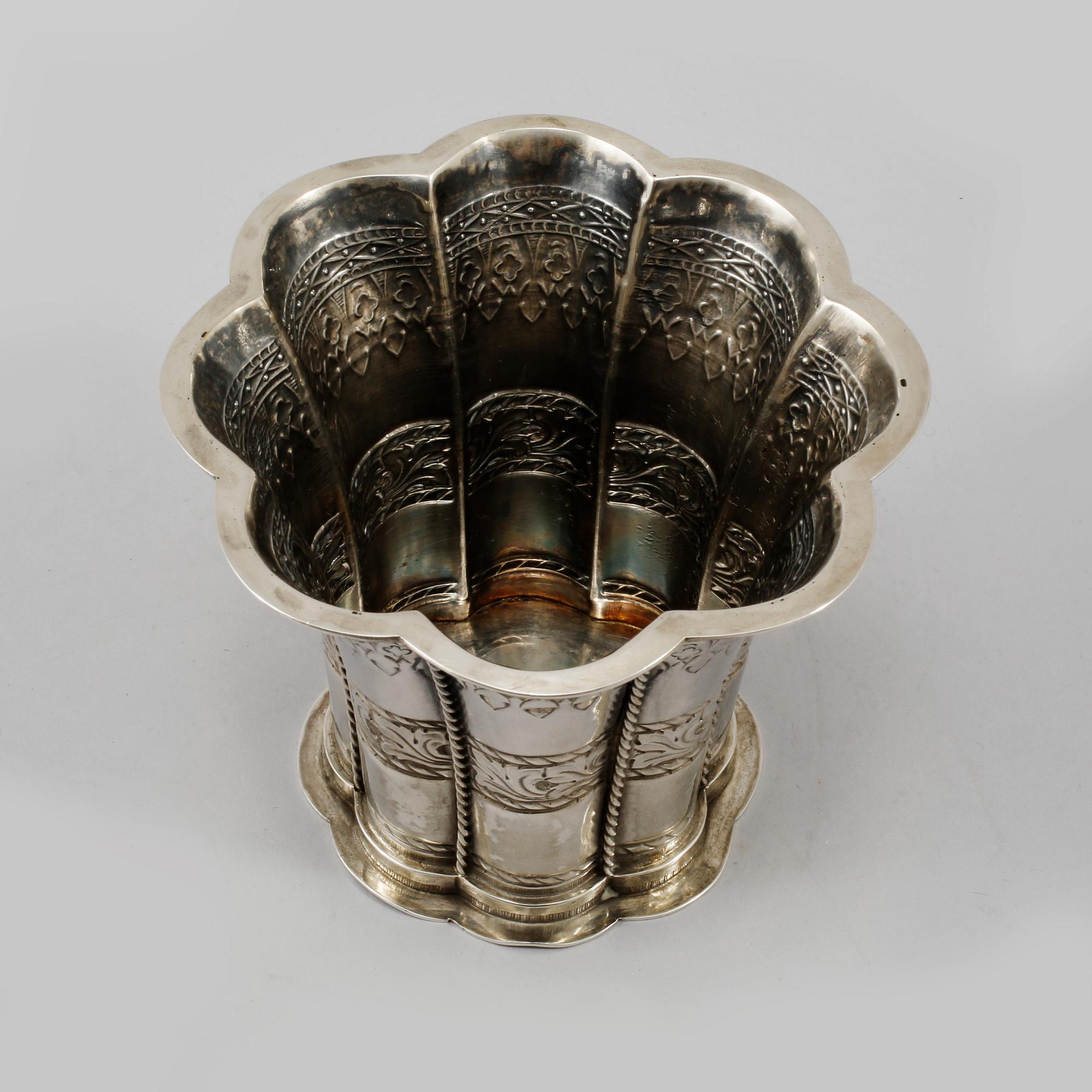 MARGARETEBÄGARE, silver, importstämplat, omkring 1900-talets mitt. Vikt 220 gram.