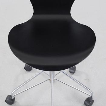 A desk chair by Arne Jacobsen for Fritz Hansen, model "Sjuan", 1992.