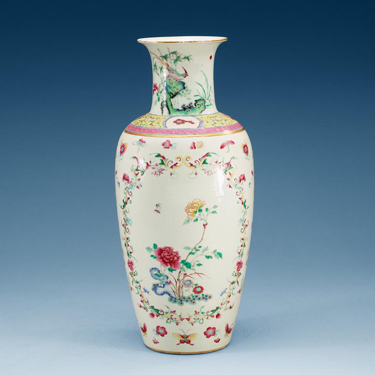VAS, porslin. Qing dynastin, 1800-tal.