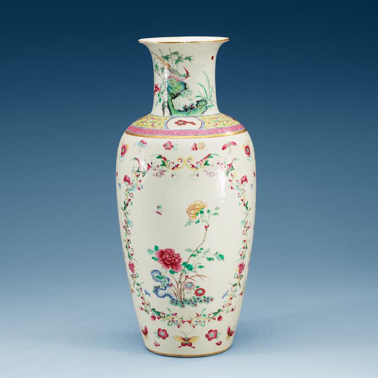 VAS, porslin. Qing dynastin, 1800-tal.