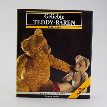 A lot of ten books regarding teddybears.