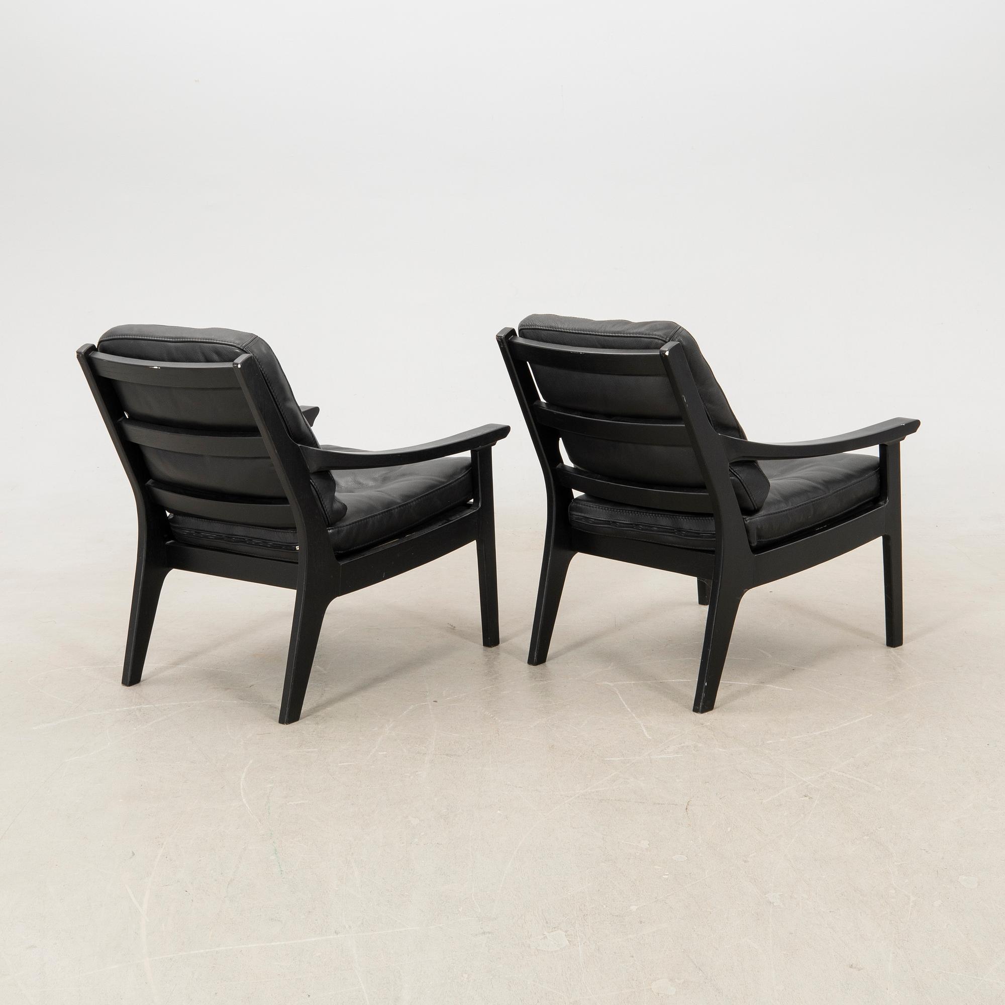 Armchairs, a pair of modern manufacture.