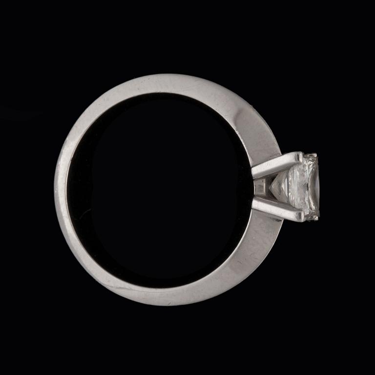 RING, Cartier, med prinsesslipad diamant 1.07 ct. Kvalitet H/VVS1 enligt bifogat certifikat. No. 91242A.