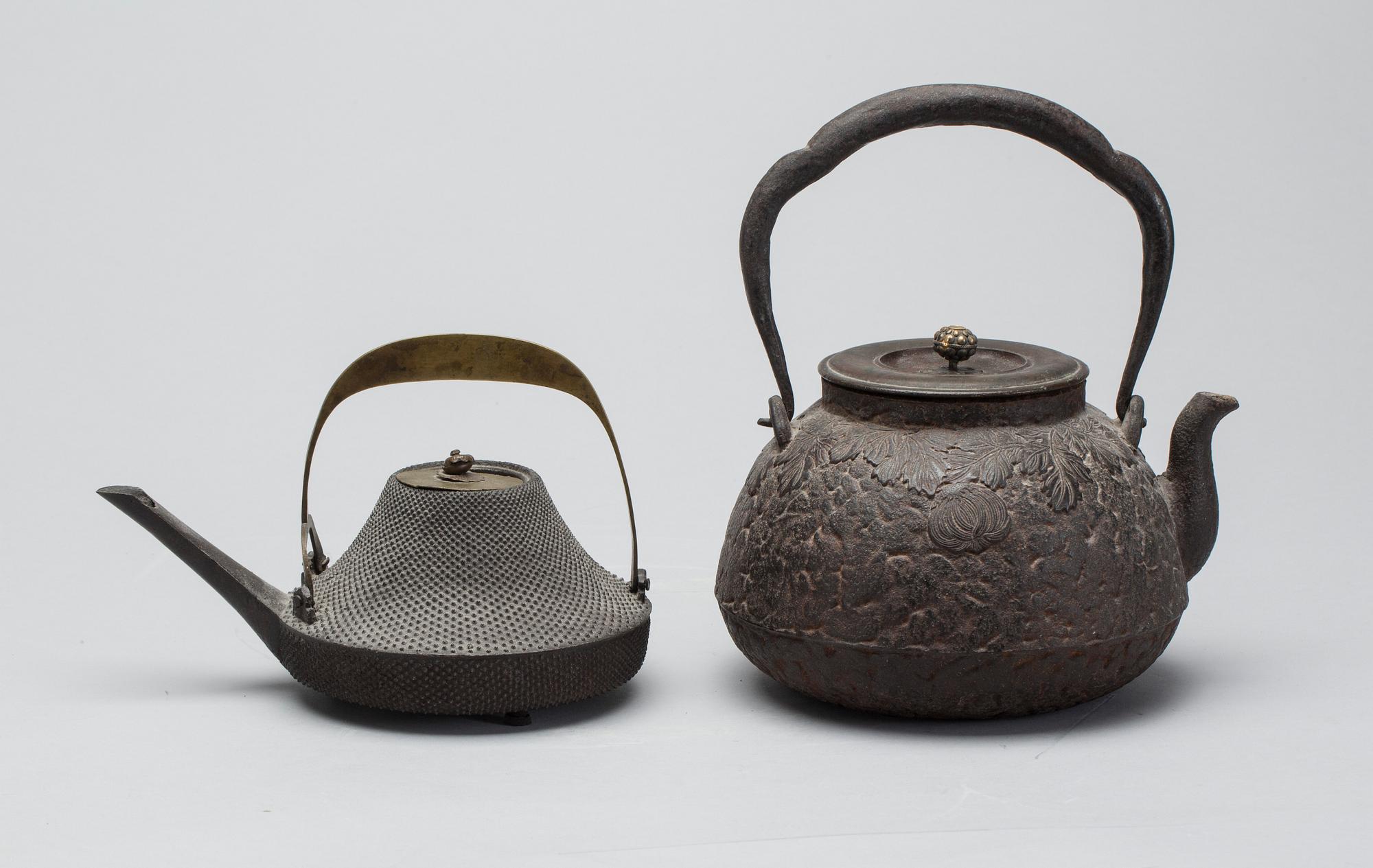 TEKANNOR, 2 st, gjutjärn, Japan, 1800-/1900-tal.