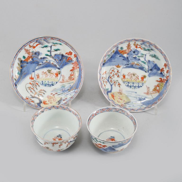 KOPPAR MED FAT, ett par, porslin, Kina, Qianlong (1736-95).