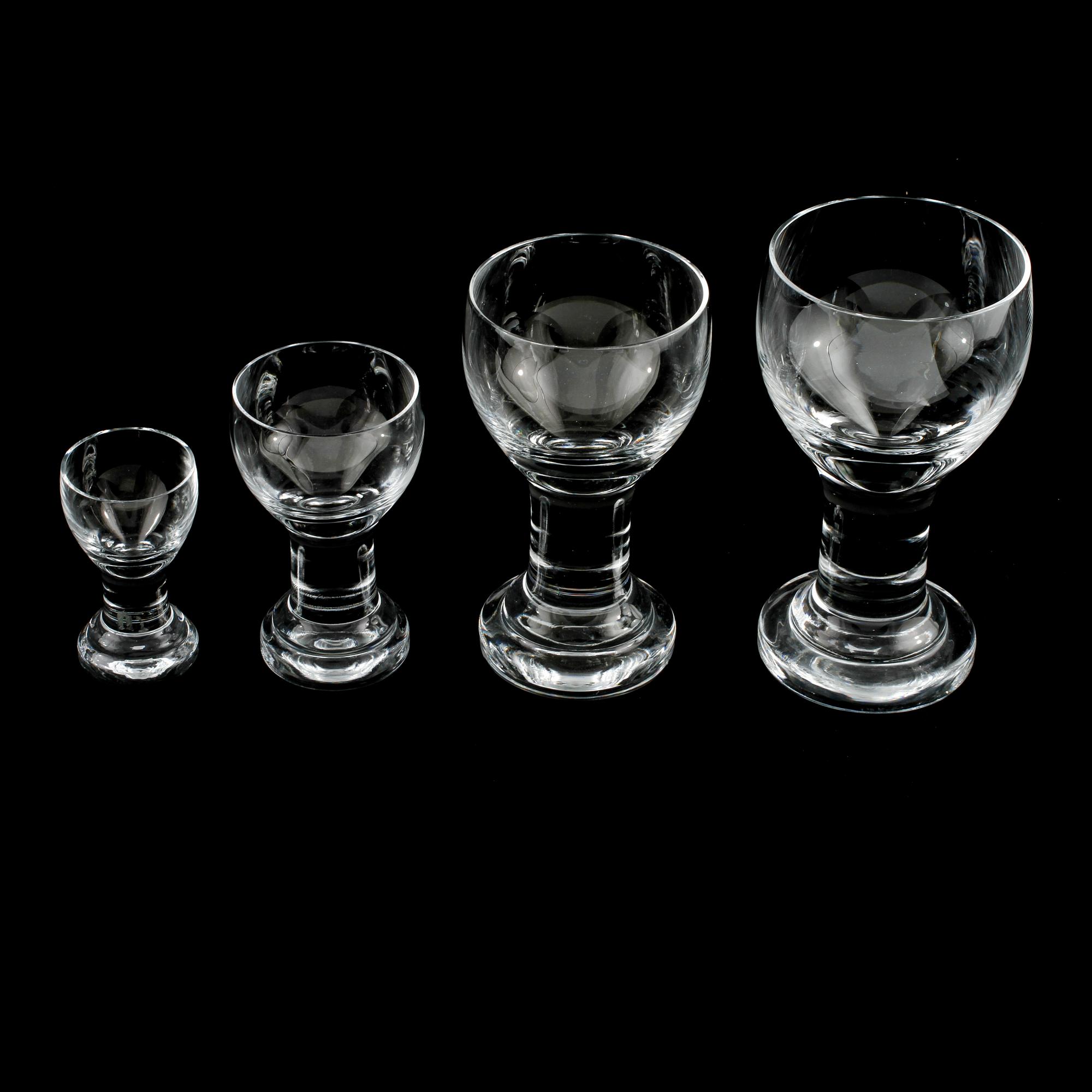 GLASSERVIS, 59 delar, "Ballad", Bertil Vallien, Kosta Boda, modellen formgiven 1975.