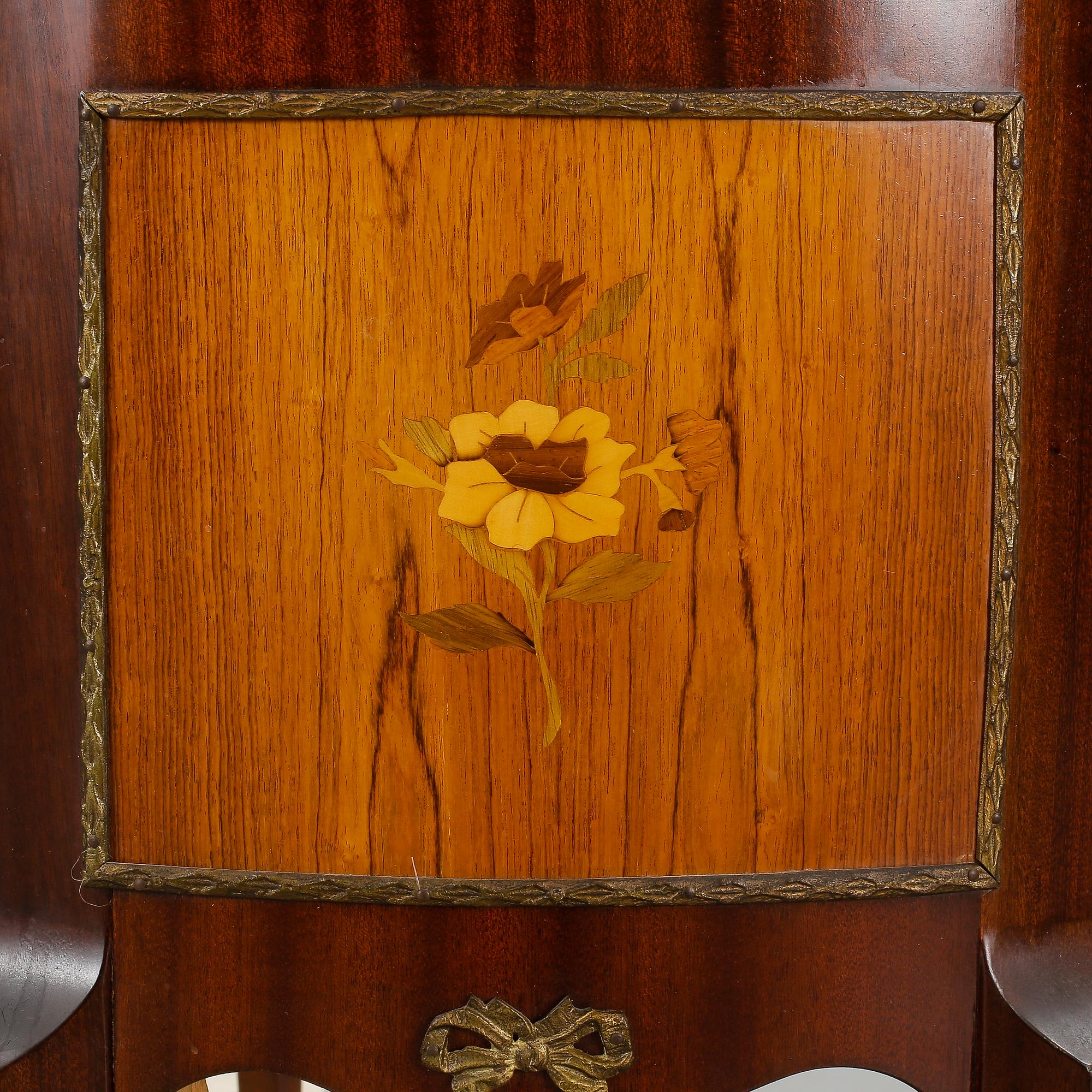 VITRINSKÅP, Louis XV-stil, 1900-tal.