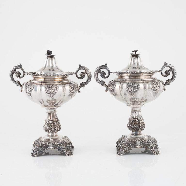 Fredrik & Wilhelm Zethelius, sockerskålar, ett par silver, nyrokoko, Stockholm, 1840.
