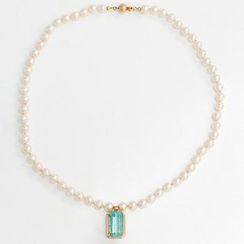 A pearl collier with and aquamarine, 14K and 18K gold and cultured pearls.