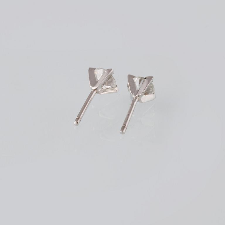 ÖRHÄNGEN, 18K vitguld med briljantslipade diamanter ca 1.14 ct. Vikt 1,4 gram.