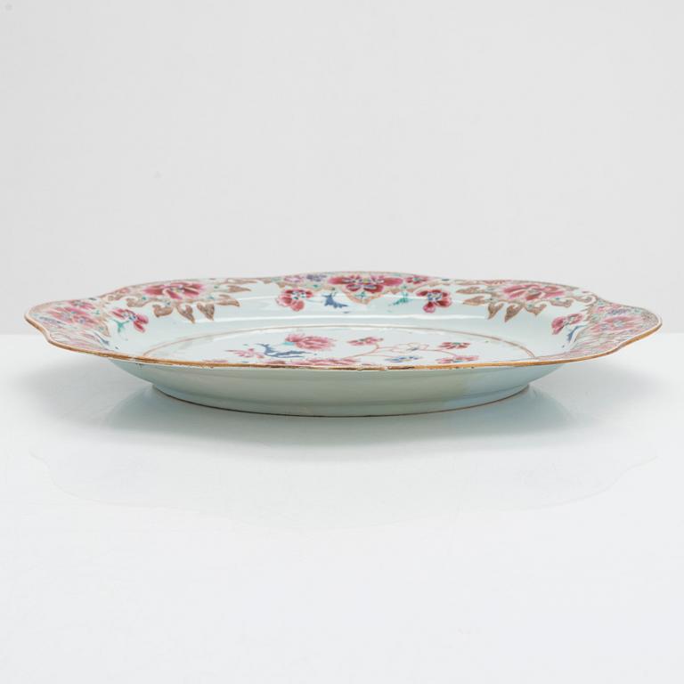 A Chinese porcelain dish, Qing dynasty, Qianlong (1736-95).