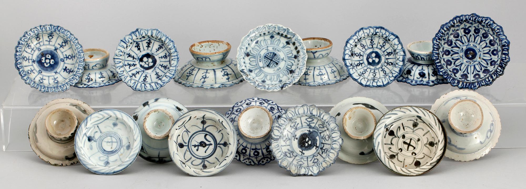 SKÅLAR PÅ FOT, 18 st, porslin, Kina, 1800/1900-tal.