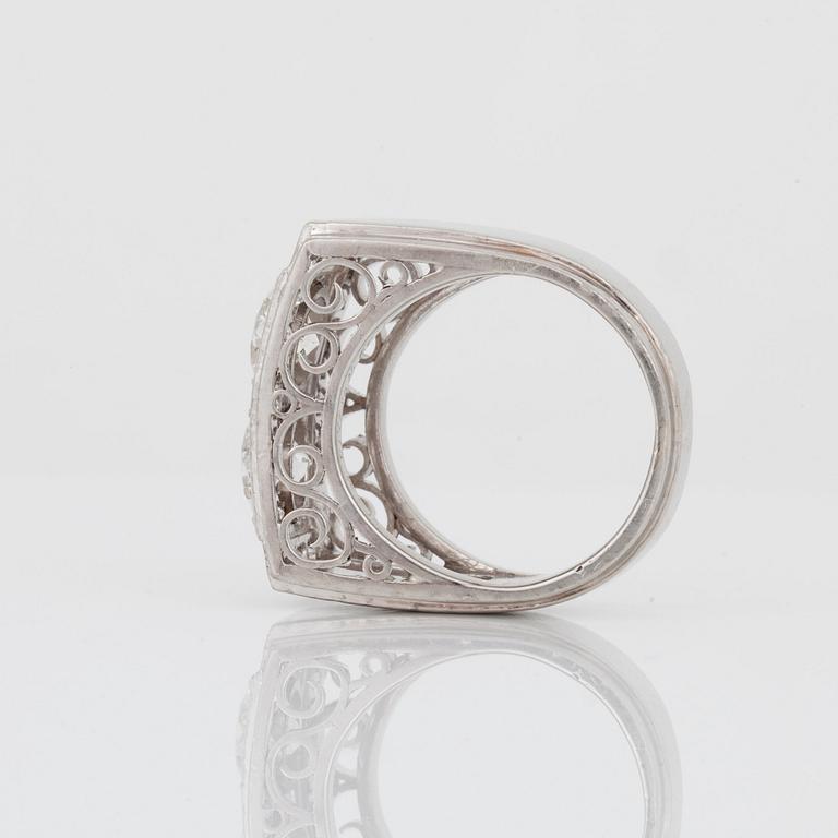 A brilliant-cut diamond ring. Total carat weight circa 3.00 cts.