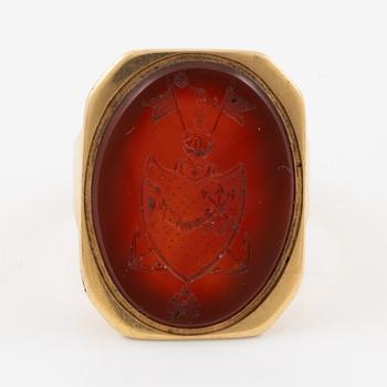 Ring, 18K gold with carnelian featuring the von Gertten coat of arms, early 19th century.