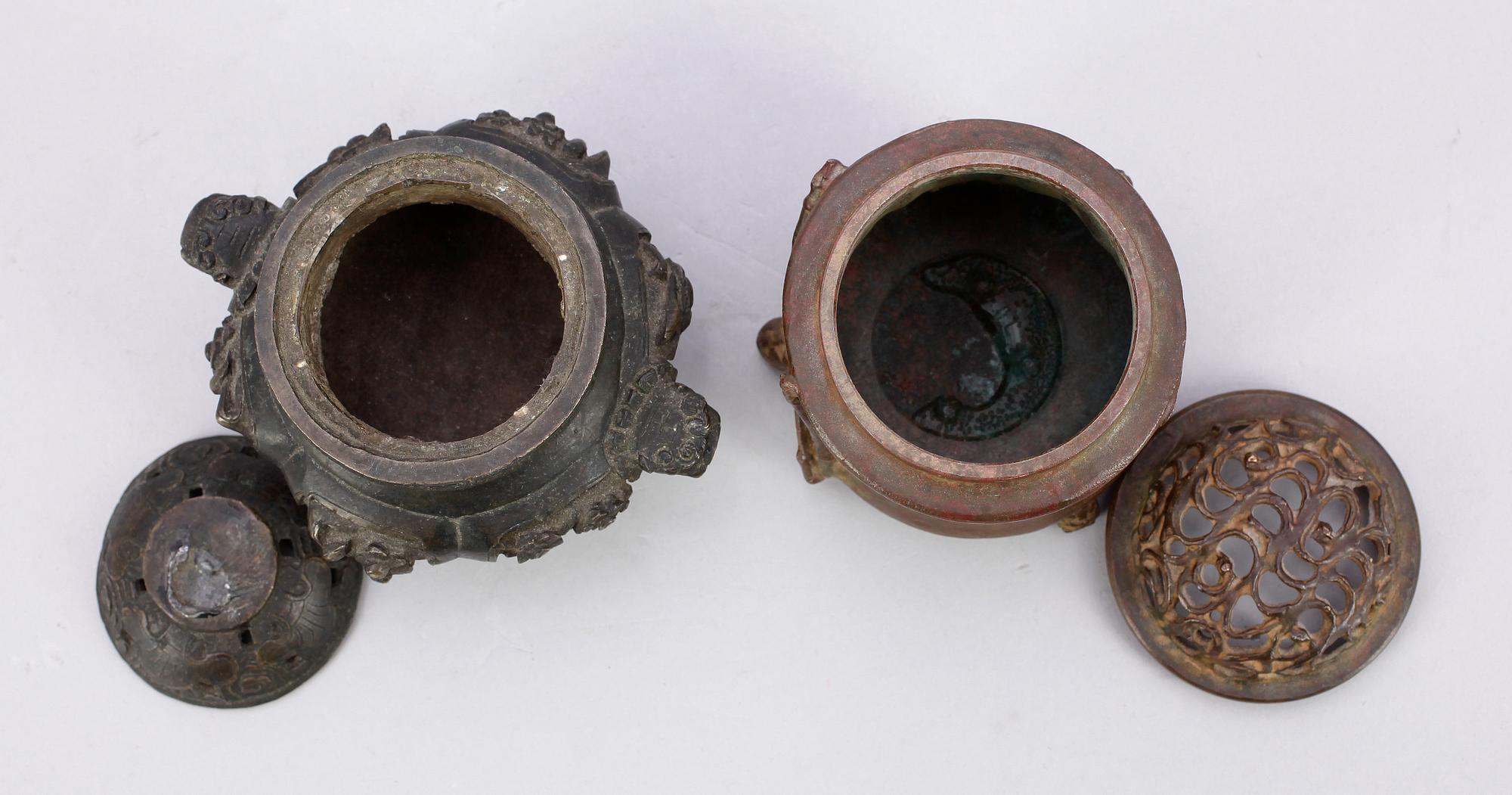 RÖKELSEKAR, 2 st, brons, ostasien.