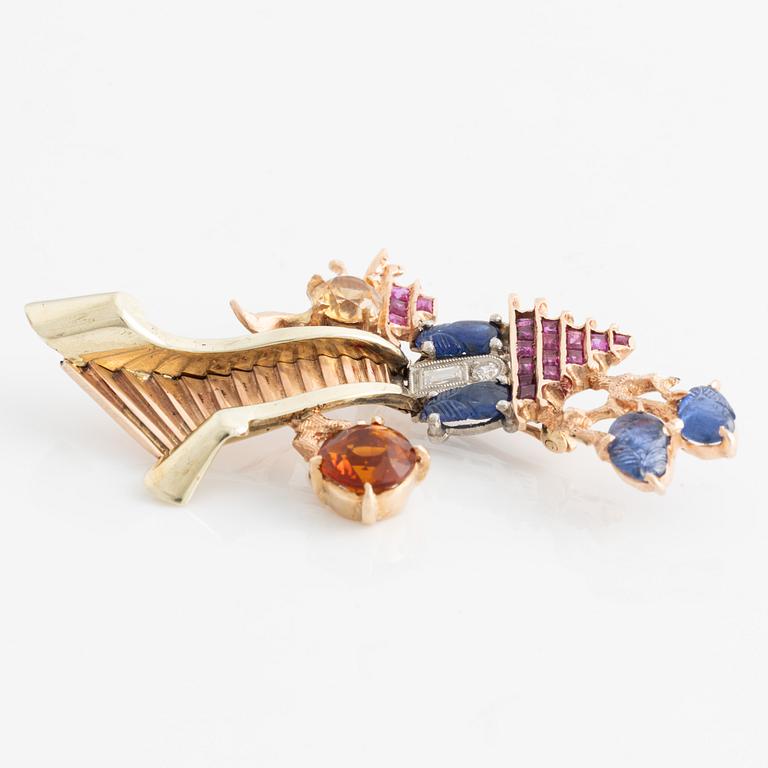 Brosch i form av tempel med trappa, med diamanter, skurna safirer och rubiner och halvädelstenar, ca 1950-60-tal.