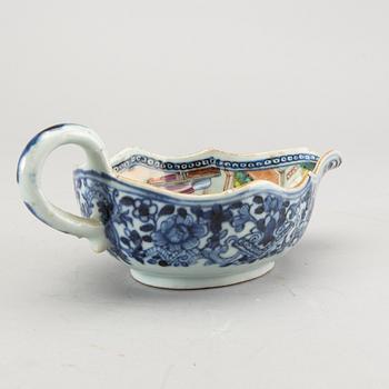 A Chinese Qianlong porcelain sauce boat.