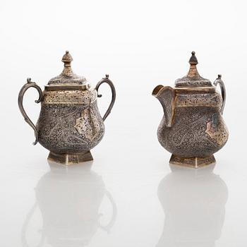 Teekalusto, 3 osaa, hopeaa, osittain kullattu, suomalaiset tarkastusleimat 1967.