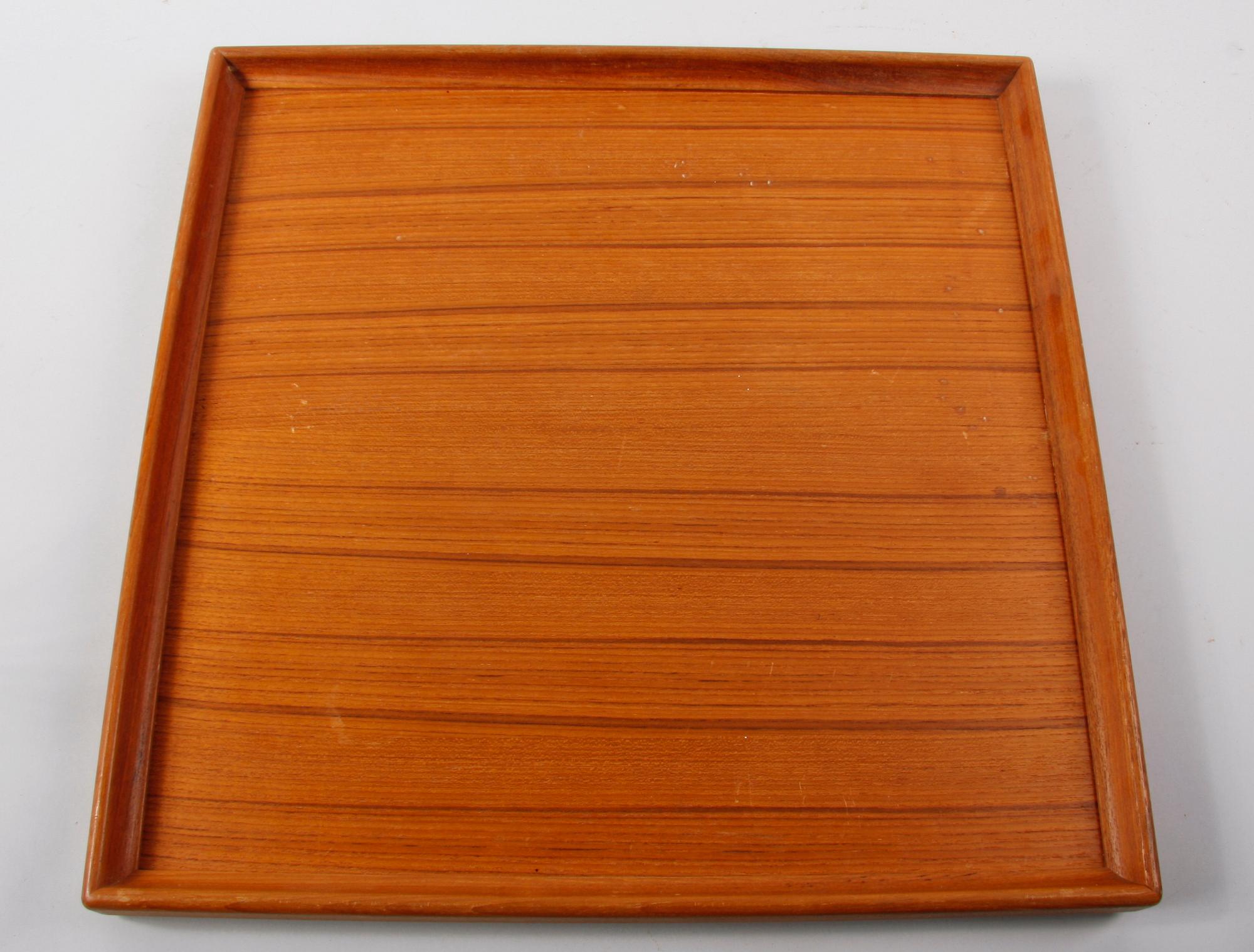SCHACKBRÄDOR, 2 st olika, trä resp plexiglas. 1900-tal.