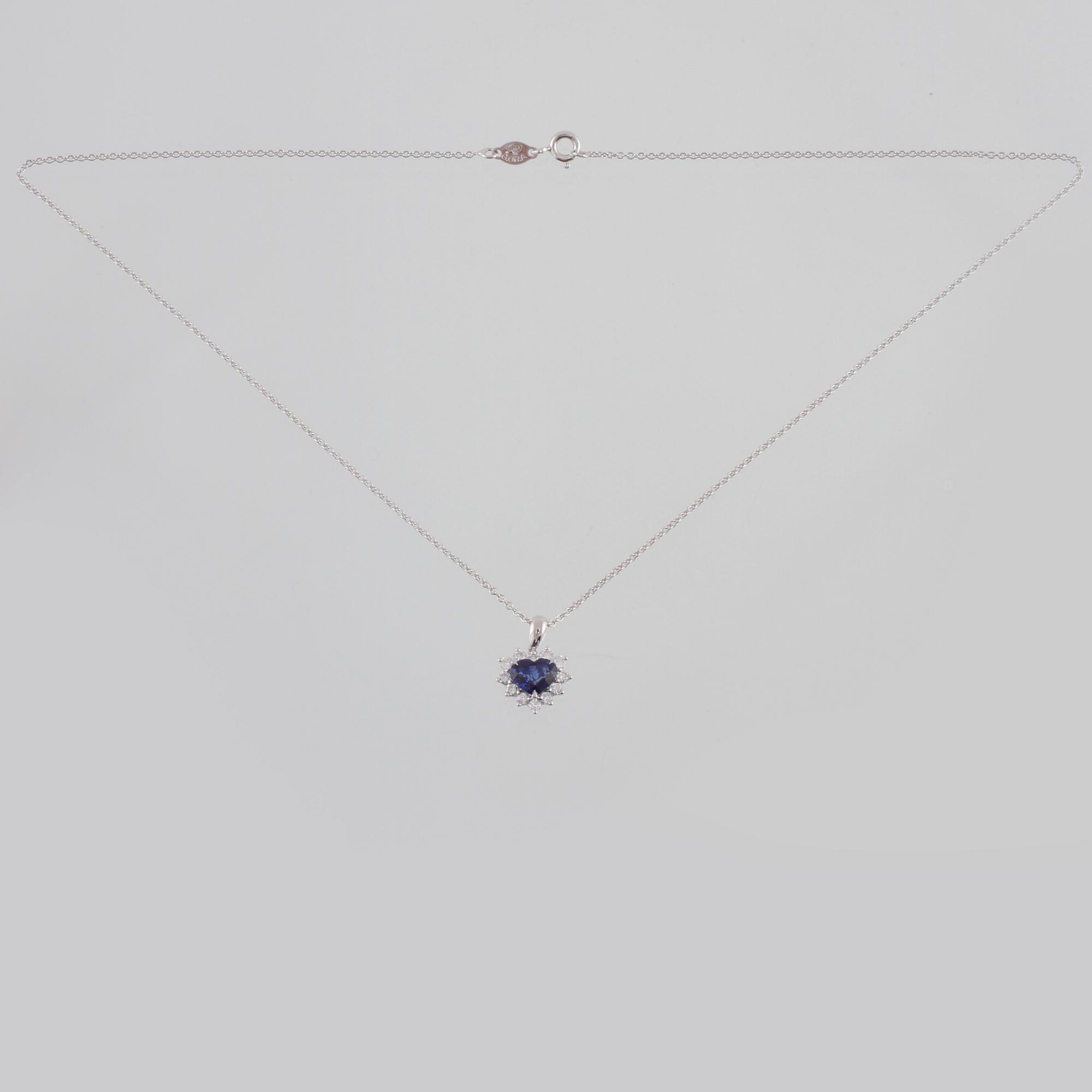 HÄNGE, 18K vitguld med briljantslipade diamanter 0.42 ct  samt hjärtslipad blå safir, 1.26 ct. Vikt 3,5 gram.