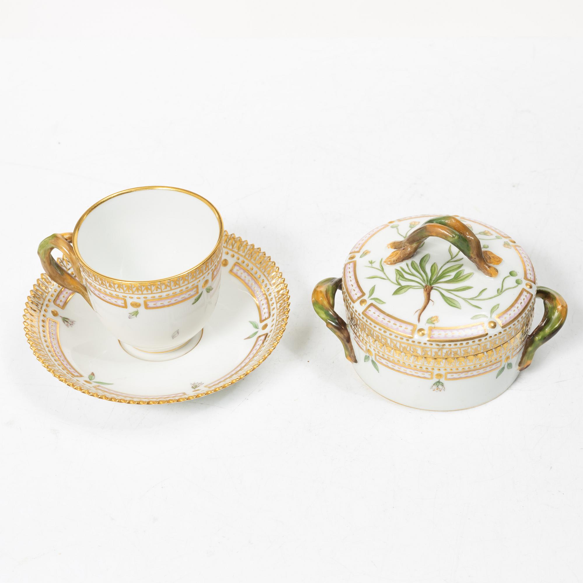 Royal Copenhagen, sockerskål samt kaffekopp med fat, "Flora Danica", 1945 samt 1959, Danmark.