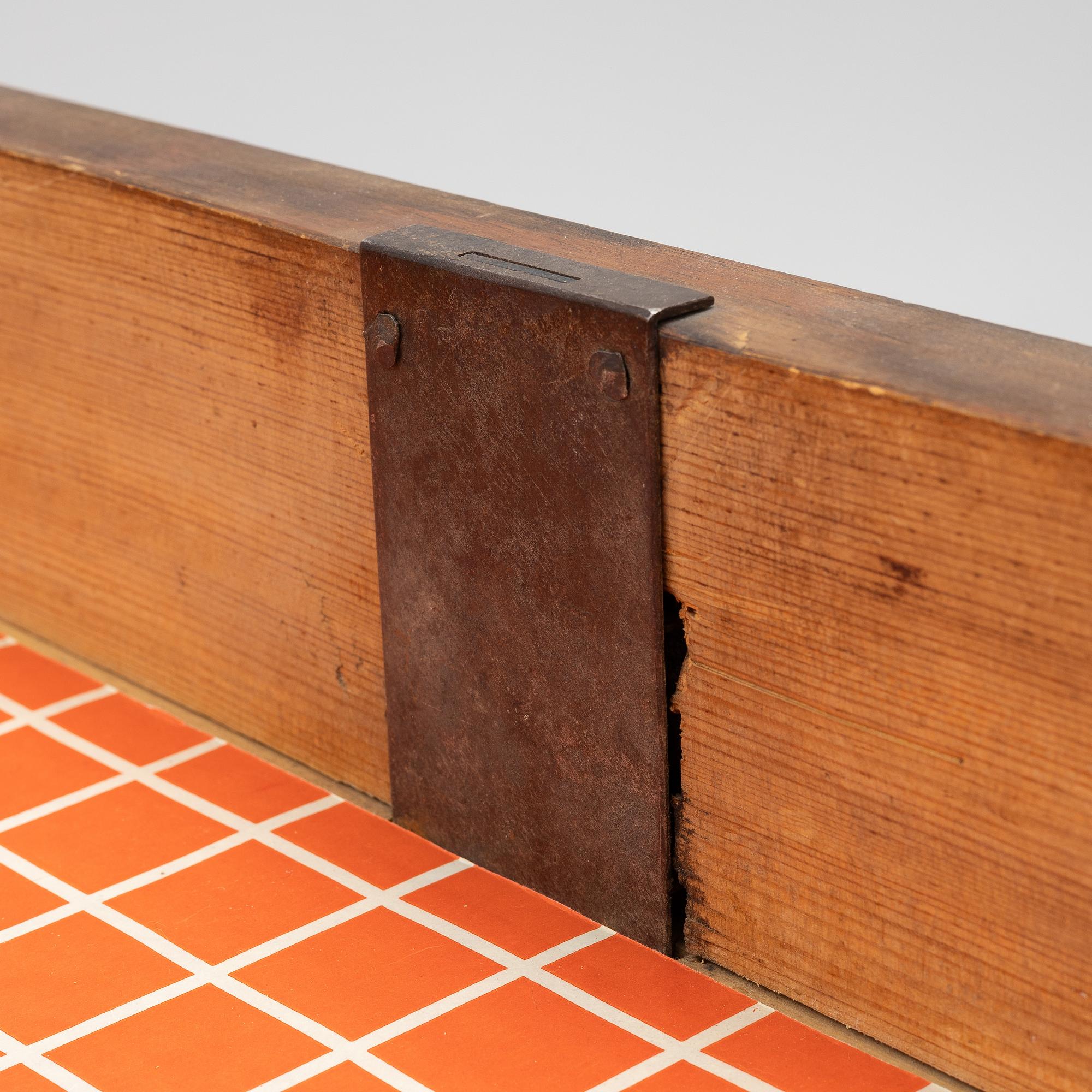 A chest of drawers, 19th century.