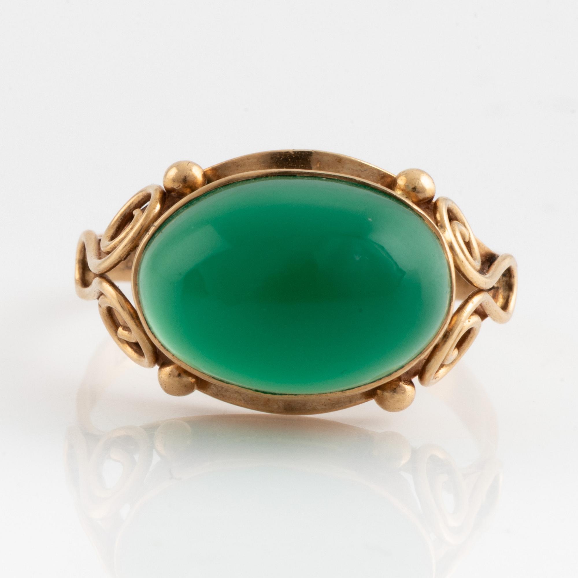 Ring 18K guld med cabochonslipad grön agat.