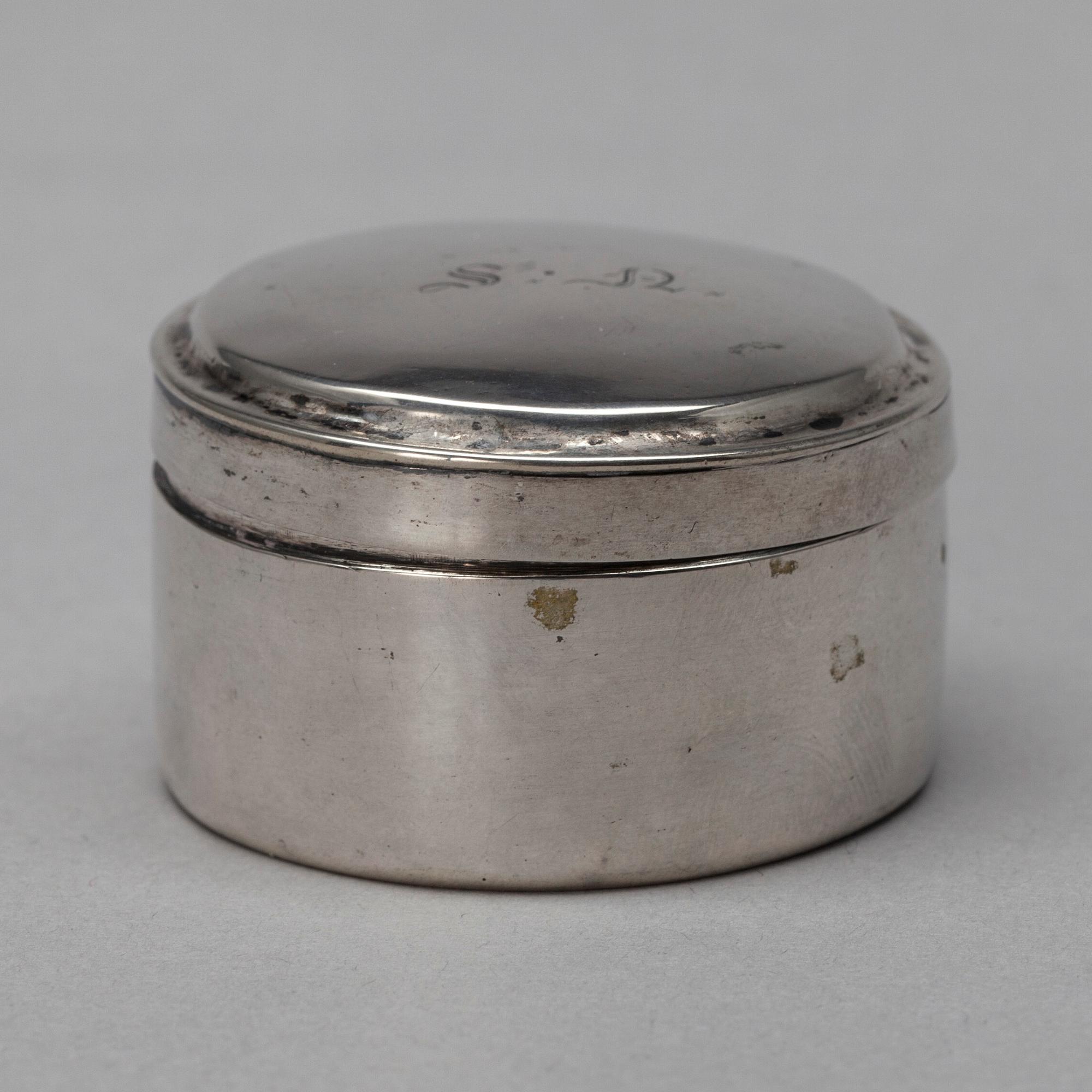 DOSA, silver, Gustaf Lindroos (1827-1839), Helsingfors. Vikt 22,6 g.