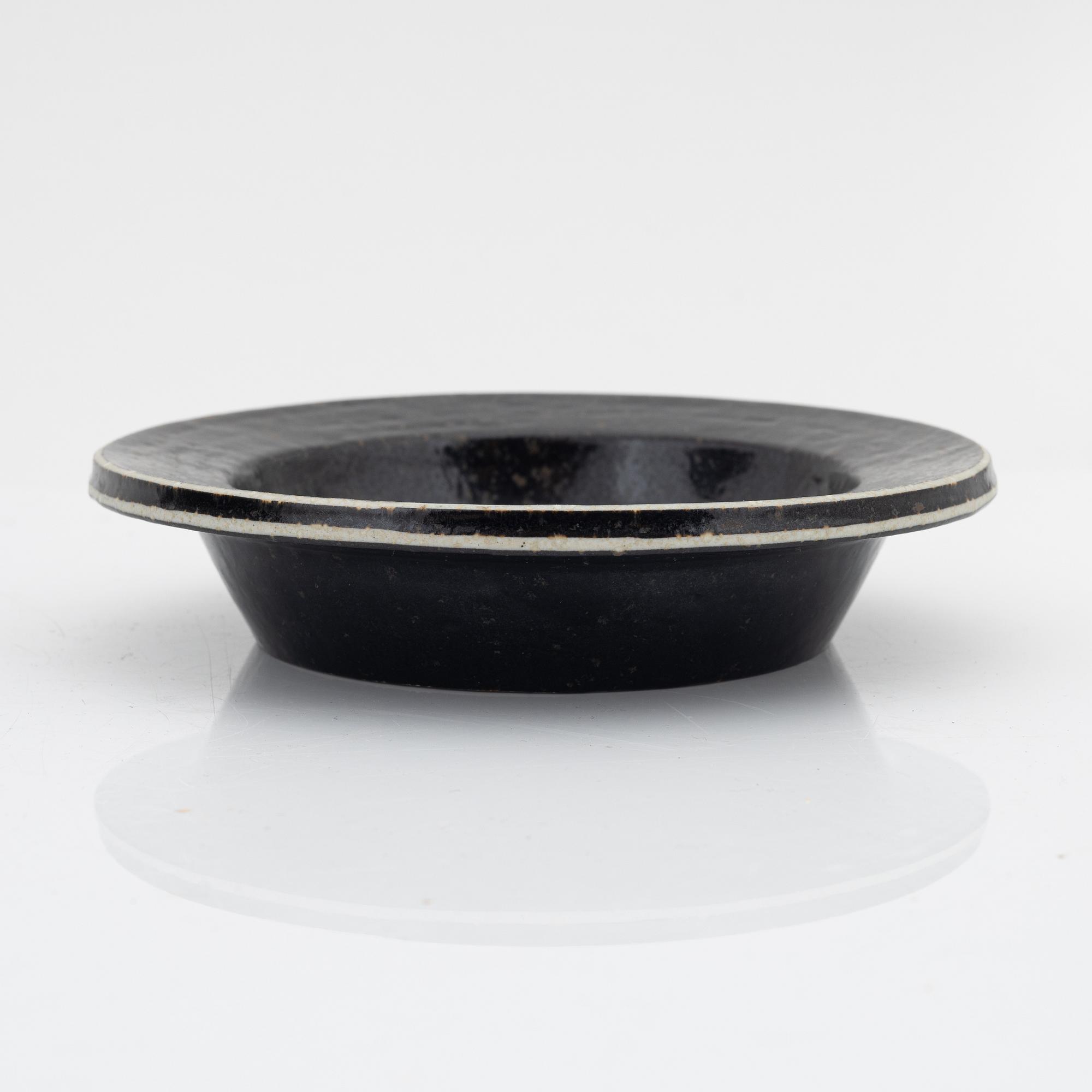 Britt-Louise Sundell, vas samt två fat, stengods, Gustavsberg, 1960/70-tal.