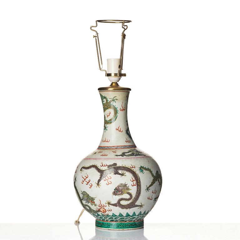 Vas, porslin. Qingdynastin med Guangxus märke och period (1874-1908).
