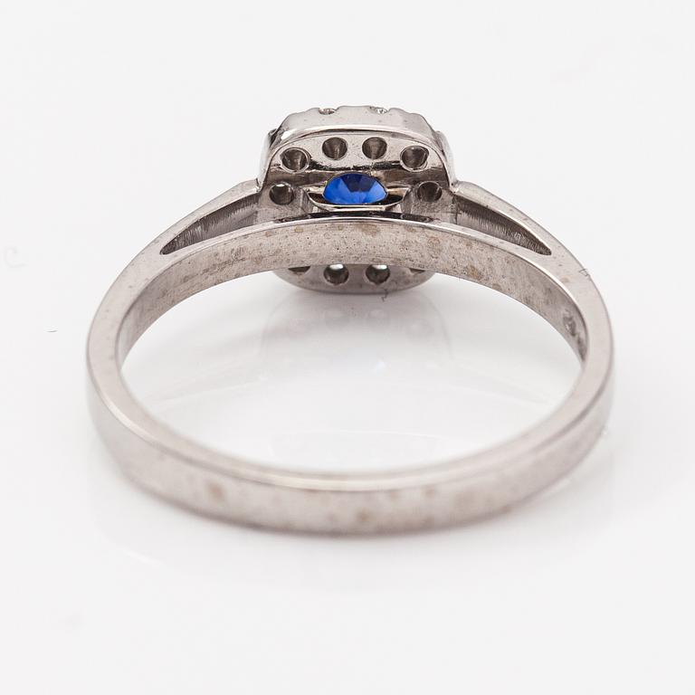 A 14K white gold ring with a sapphire and diamonds ca. 0.07 ct in total. Kultajousi 2016.