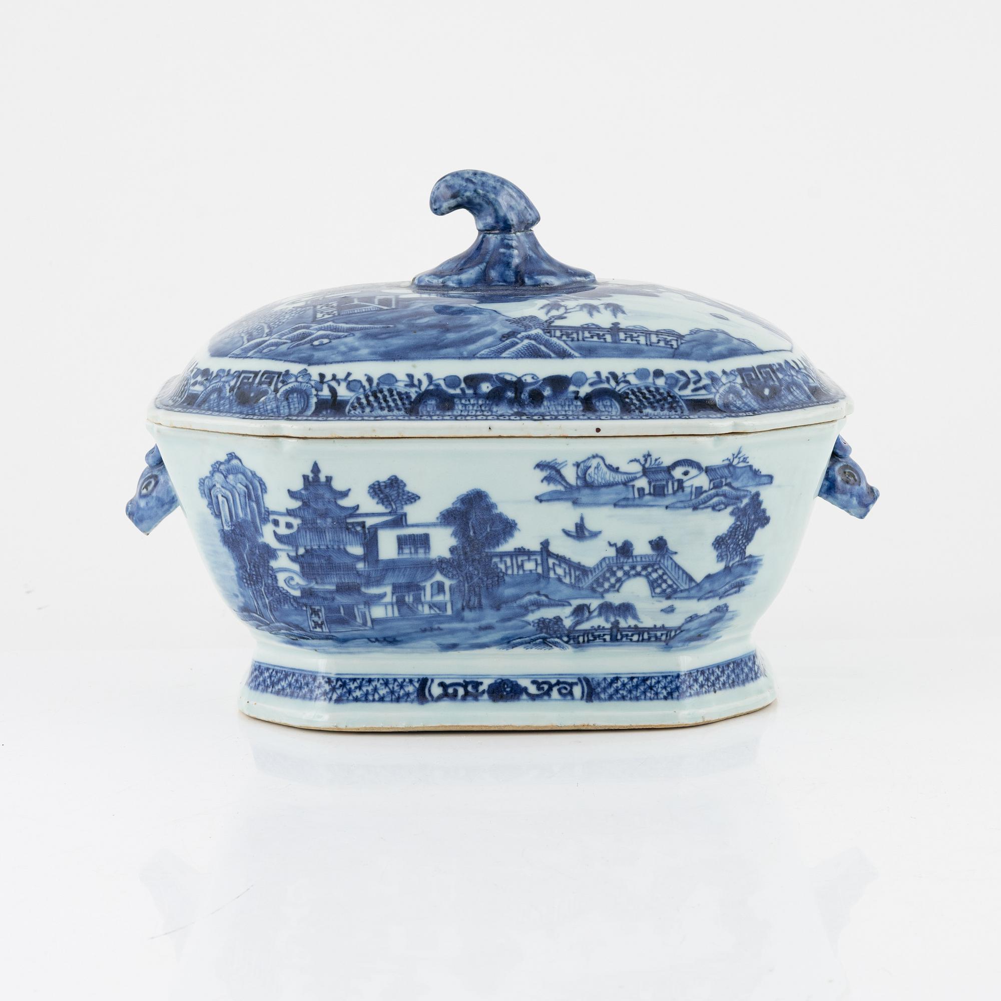 A blue and white terrine with cover, Qing dynasty, Qianlong (1736-95).