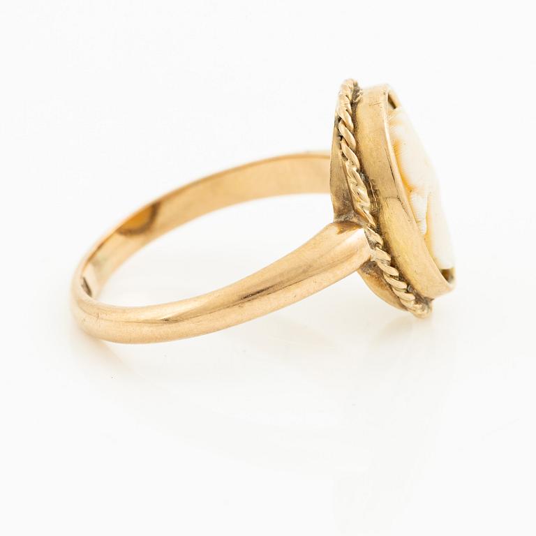 Ring 18K gold with a shell cameo.