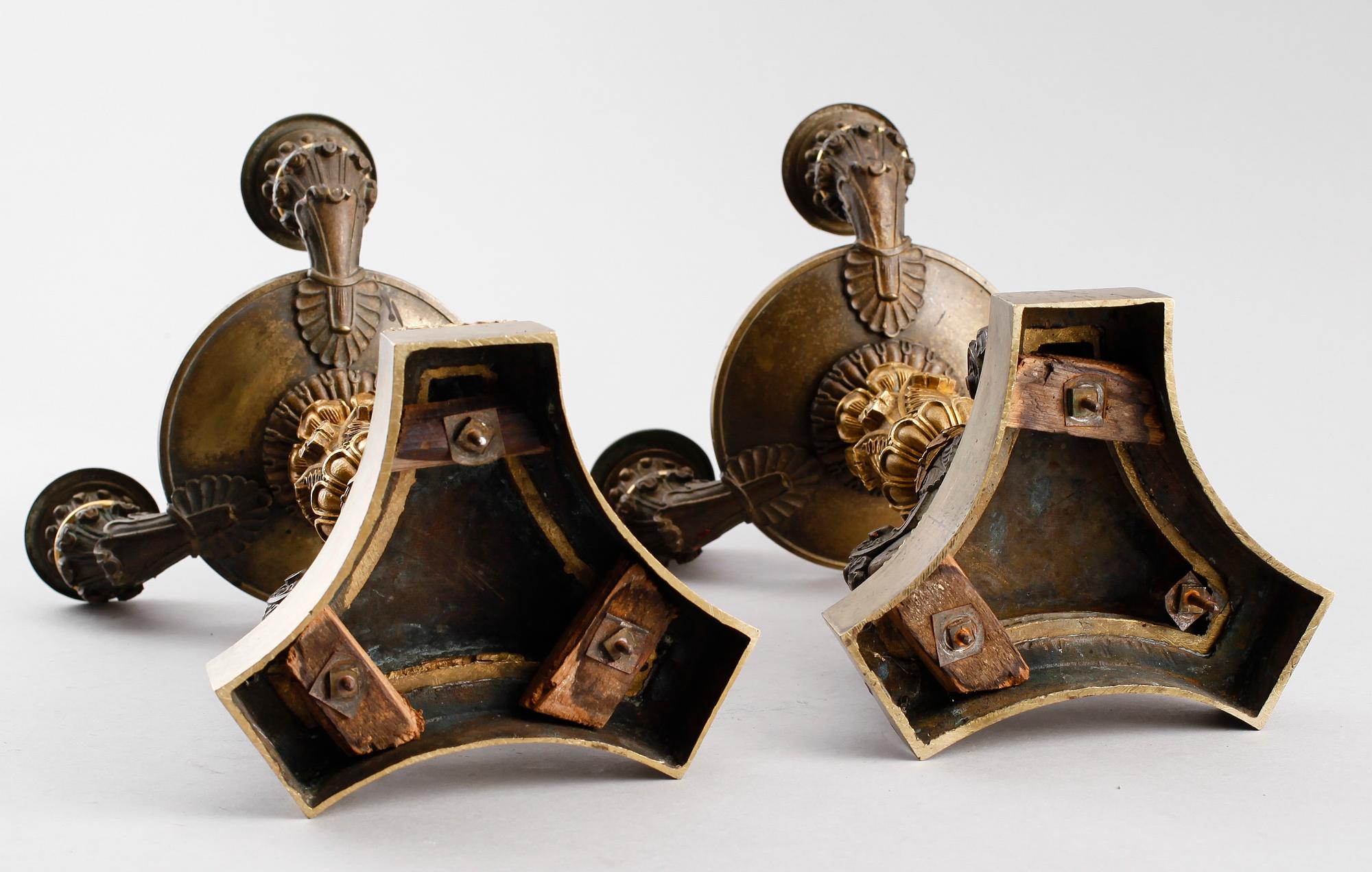 KANDELABRAR, 1 par, förgylld och patinerad brons, senempire, 1800-talets första hälft.