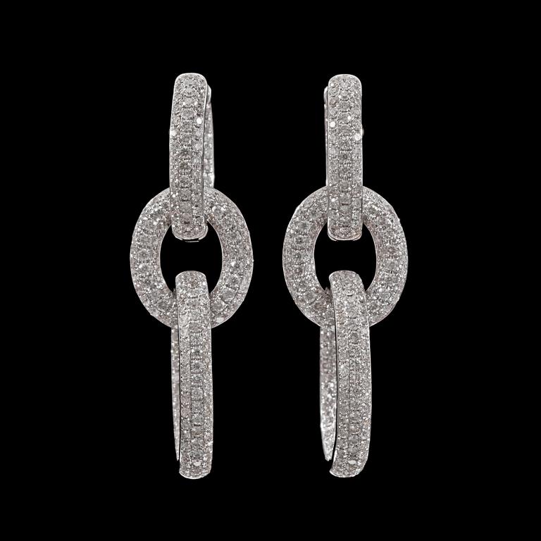 ÖRHÄNGEN, ringar med briljantslipade diamanter, tot. 5.23 ct. Nedersta ringarna avtagbara.