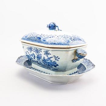 A Chinese Qianlong porcelain tureen with cover and stand.