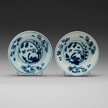 A pair of blue and white kraak bowls, Ming dynasty, Wanli (1573-1620).