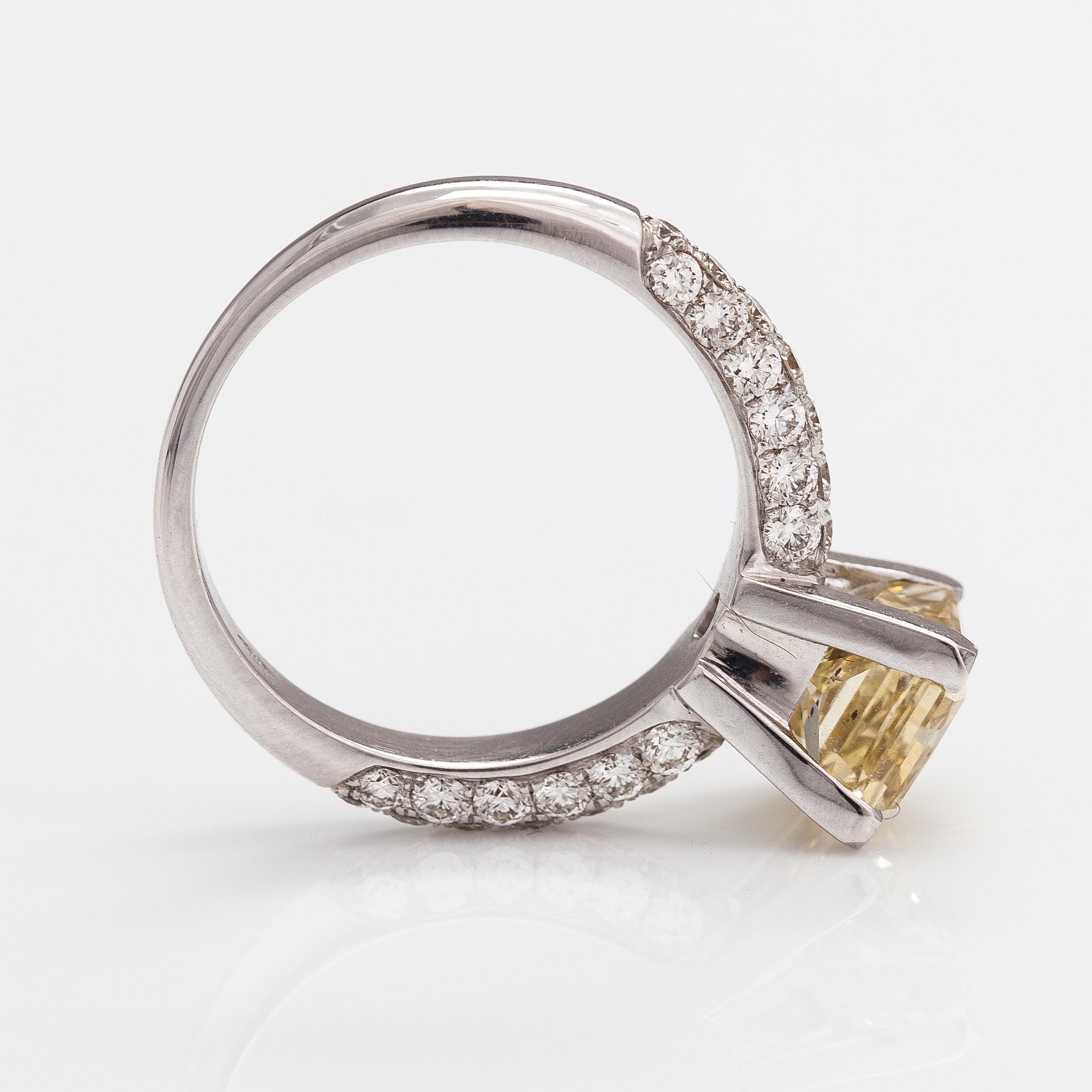 A 18K white gold ring with diamonds ca. 4.03 ct in total. With GIA certificate.