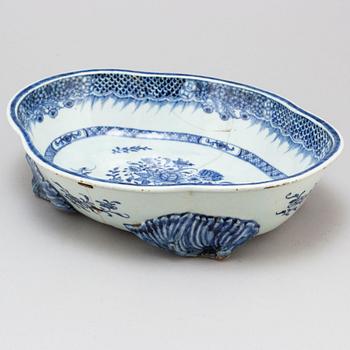 A blue and white export porcelain serving dish, Qing dynasty, Qianlong (1736-95).