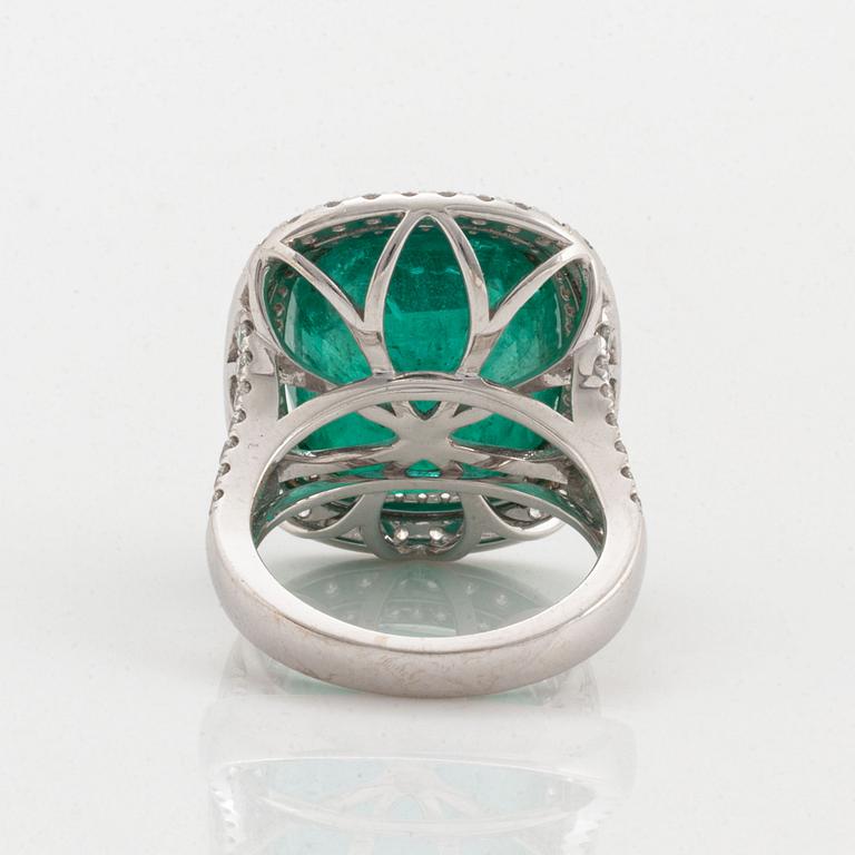 An 18K white gold ring set with a faceted emerald.
