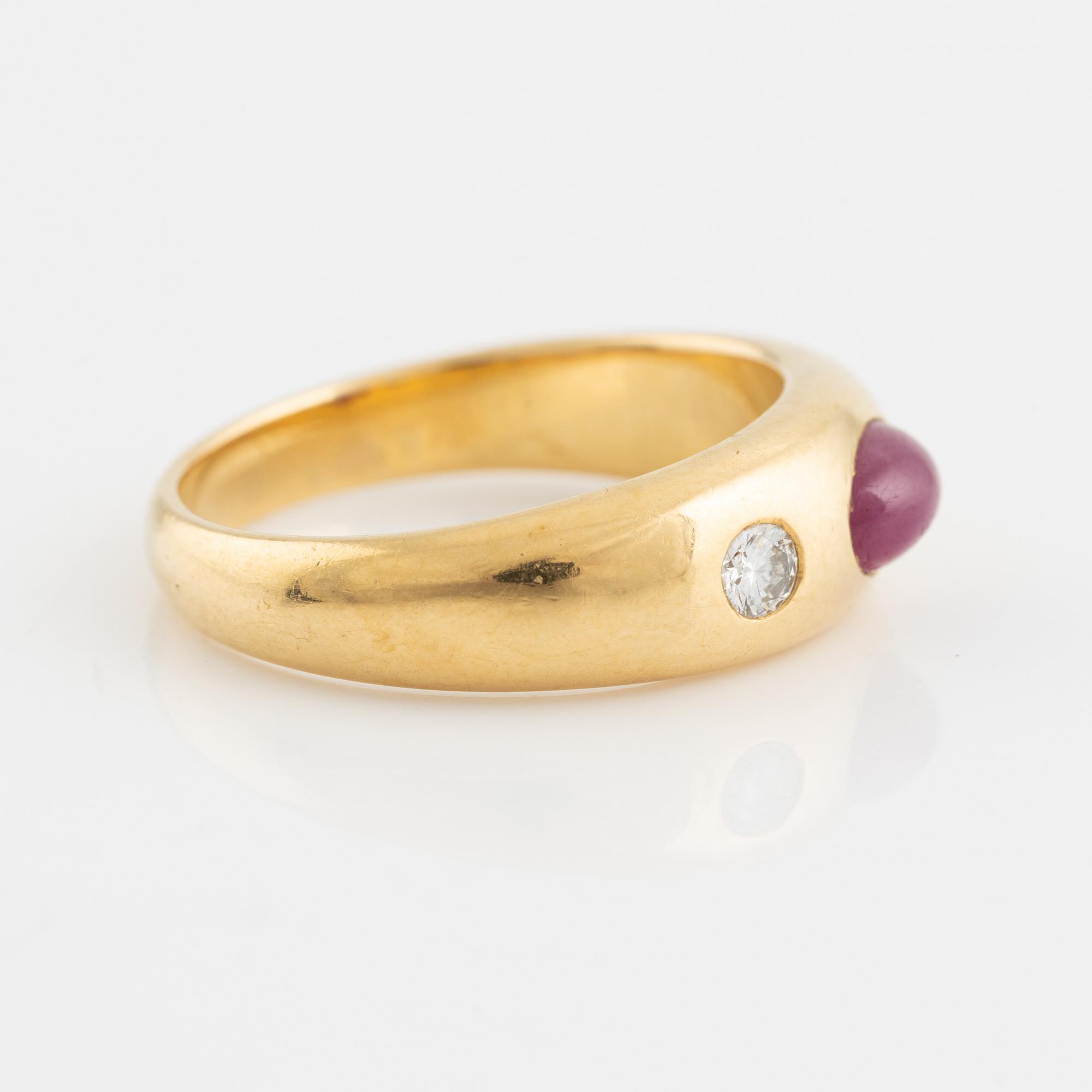 Ring guld med cabochonslipad rubin och briljantslipade diamanter.