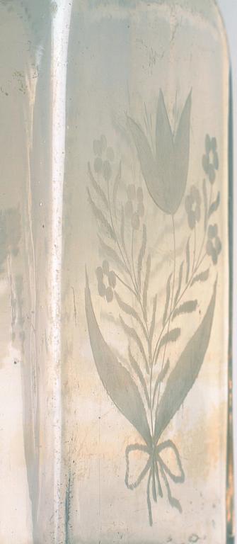 BRÄNNVINSFLASKOR, 2 st samt GLAS, 4+1 st. 1800-tal.