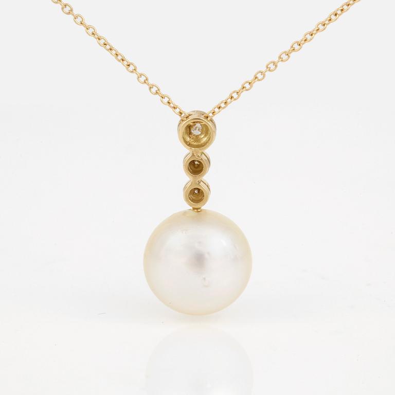 HÄNGE, med odlad 'South sea' pärla och diamanter totalt ca 0.04 ct. Total vikt 3,8 gram.