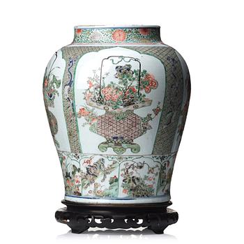 758. A large famille verte jar, Qing dynasty, Kangxi (1662-1722).